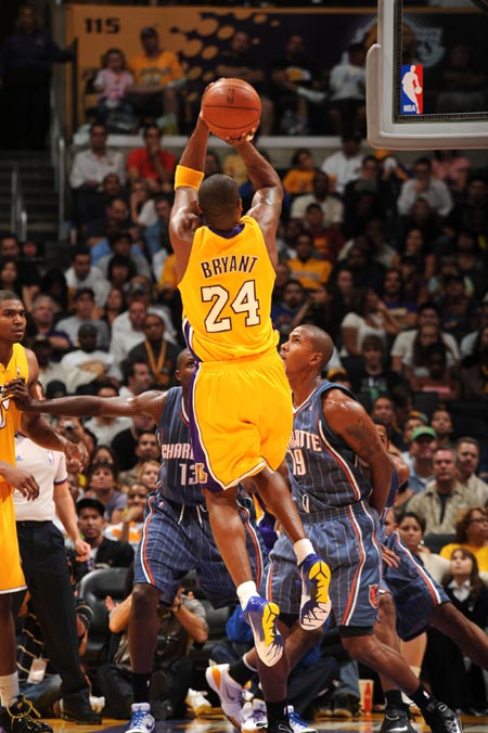 在篮板球争 在篮板球争